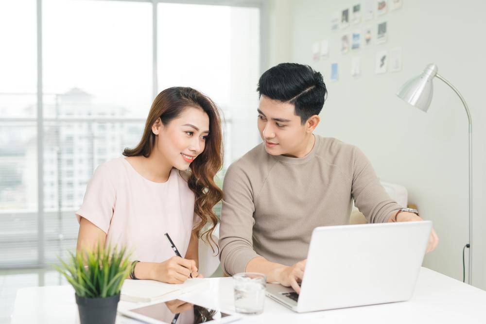 Mama dan papa sedang menghitung keuangan (Shutterstock/Makistock) - Mama dan papa sedang menghitung keuangan (Shutterstock/Makistock)