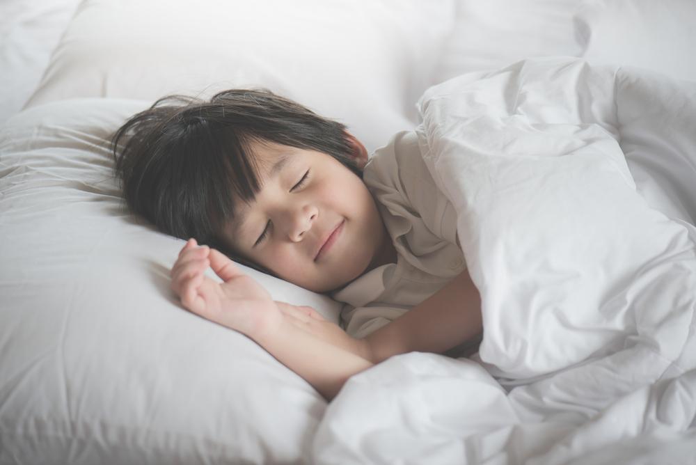 5 Tips Mengatasi Anak Susah Tidur agar Siap Masuk Sekolah Pagi