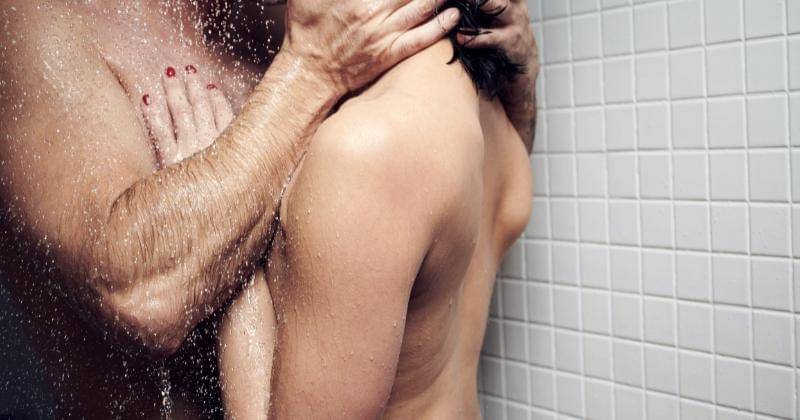 Ilustrasi kamar mandi sebagai lokasi menantang untuk bercinta - Unsplash/We-Vibe Toys