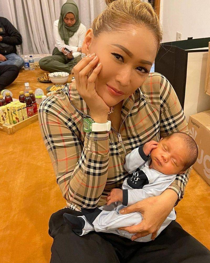 Instagram.com/inul.d & Instagram.com/itsrossa910