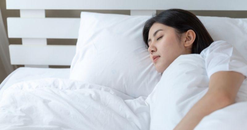 5 Posisi Tidur untuk Mengurangi Mual saat Hamil Muda