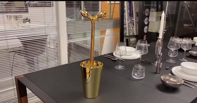 J-Hope BTS Ulang Tahun, Jin Berikan Kado Sikat Toilet Emas & Kue