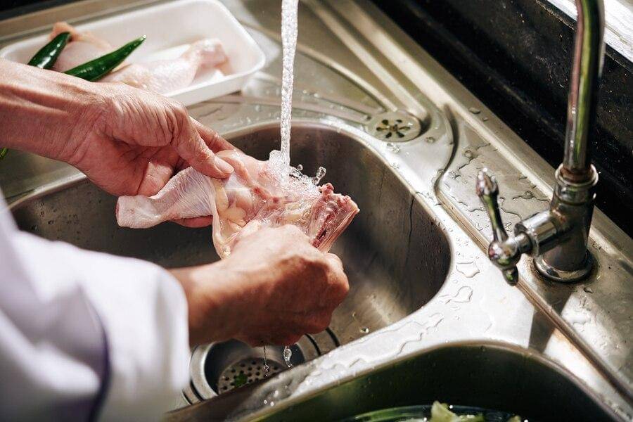 Mencuci ayam/freepik - https://img.freepik.com/free-photo/man-rinsing-chicken-thigh_274689-10806.jpg?w=900