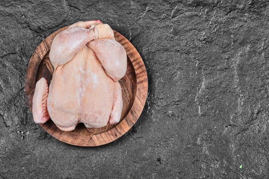 Ayam utuh/freepik - https://img.freepik.com/free-photo/raw-whole-chicken-ceramic-plate-isolated-white-surface_114579-33747.jpg?w=900