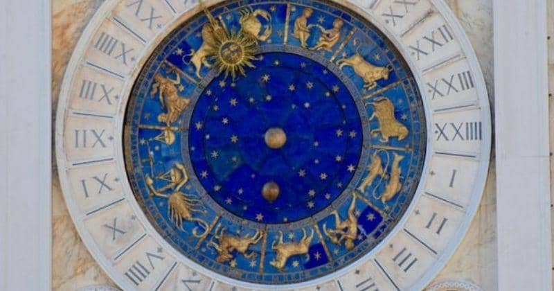 Warna Baju yang Cocok dengan Zodiak Kamu