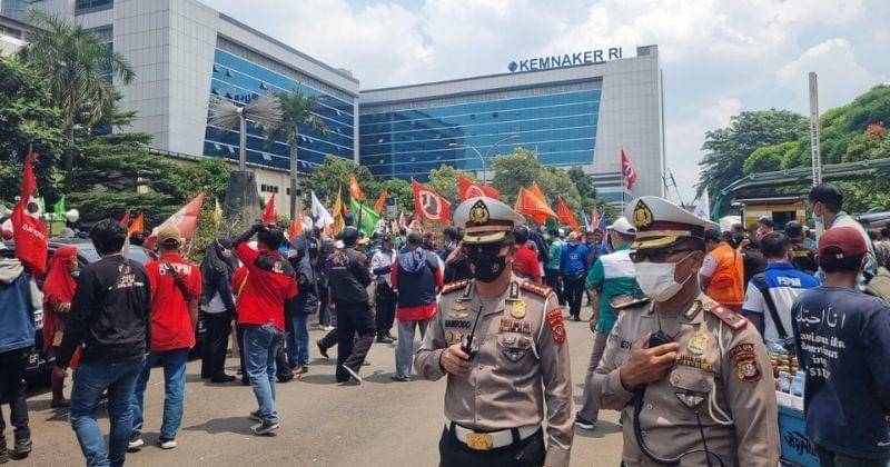 Twitter.com/TMCPoldaMetroJaya