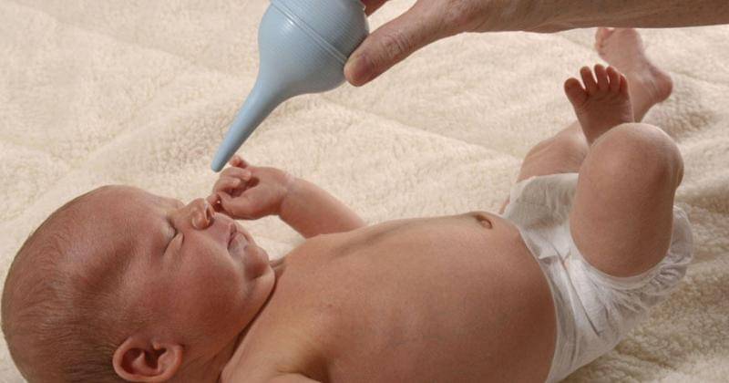 Bayi pakai bulbsyringer - Babycenter
