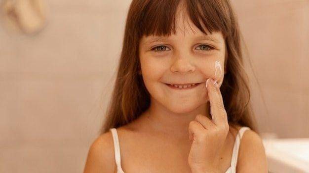 joker with card - Freepik/user18526052