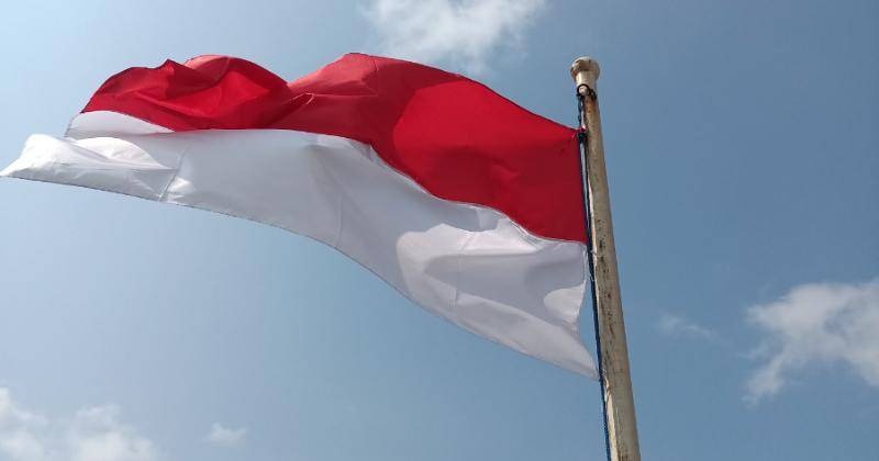 Bendera sang saka Merah Putih adalah identitas dari Negara Kesatuan Republk Indonesia - Pexels/Teguh Setiawan