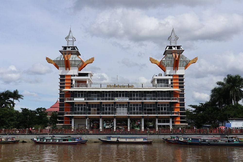 Menara Pandang, salah satu ikon wisata di Kota Banjarmasin, Kalimantan Selatan (wikimedia.org/Ezagren)