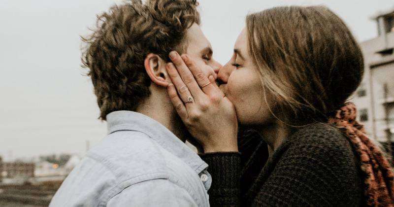 Manfaat berciuman selama hamil - Unsplash/Cassie Lopez