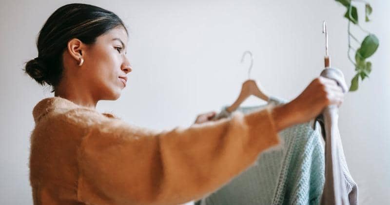  Semakin cerah warna pakaian, semakin sedikit cahaya atau panas yang diserap