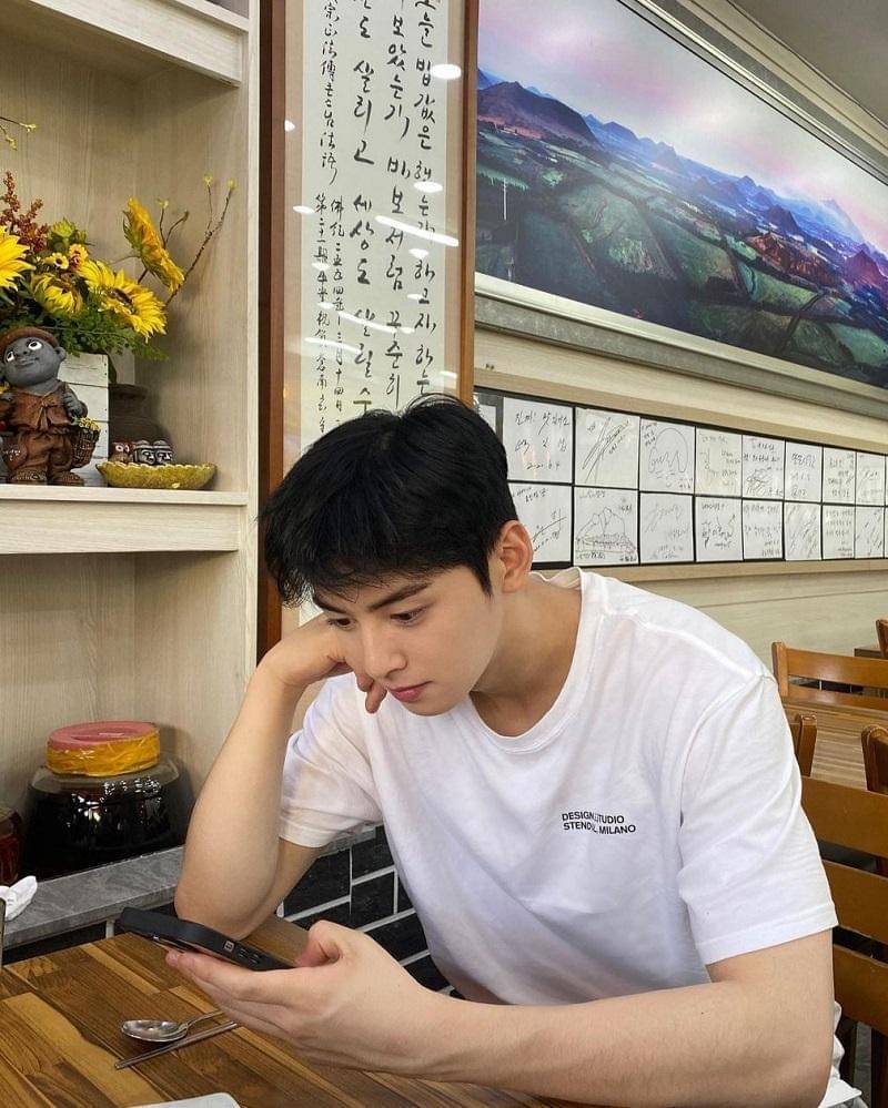 instagram.com/eunwo.o_c