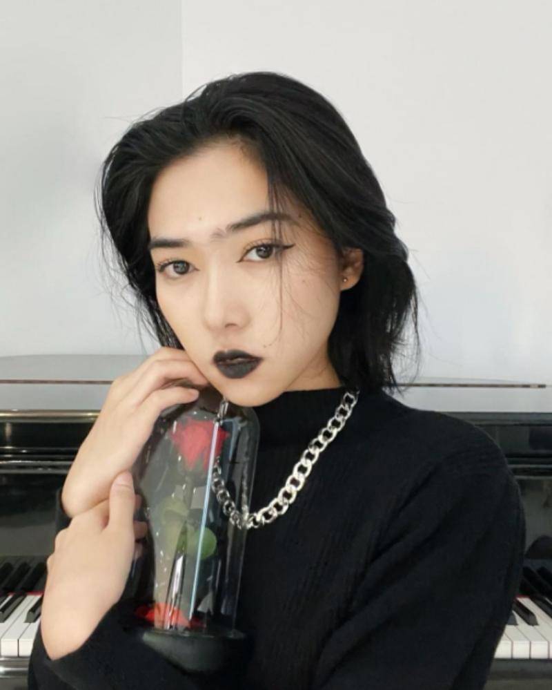 Instagram.com/isyanasarasvati