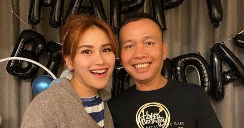 7 Foto Ayu Ting Ting dan Papa Rozak, Akrab Banget