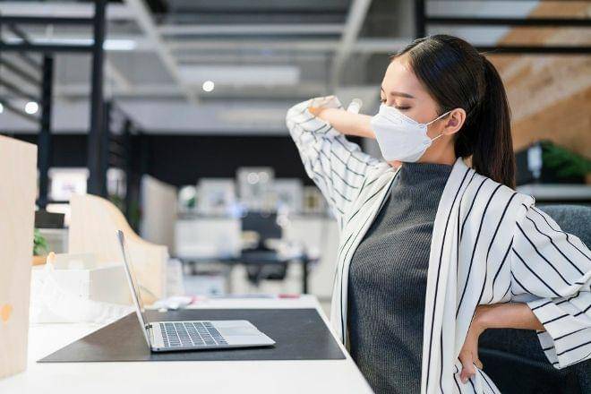 ilustrasi sakit pinggang (freepik.com/ooojjjann)