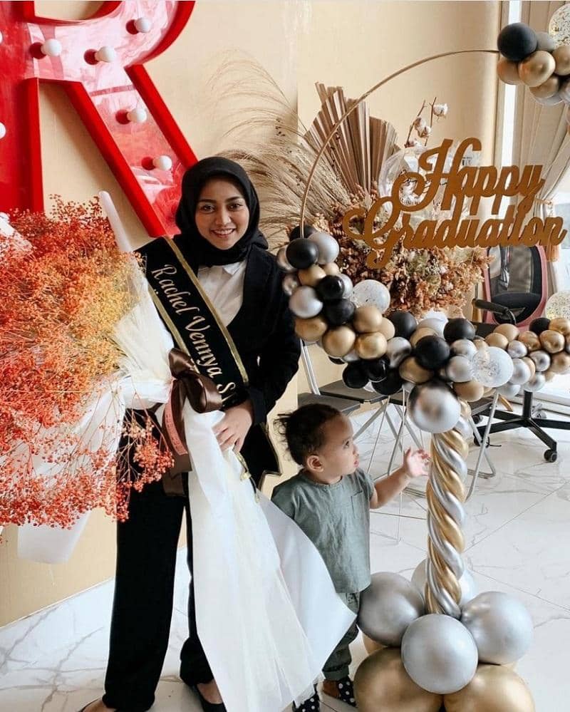 instagram.com/rachelvennya