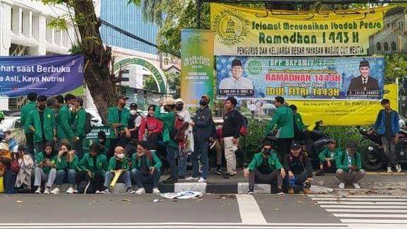 Ilustrasi suasana demonstrasi - Popmama.com/Hurryyati Aliyah