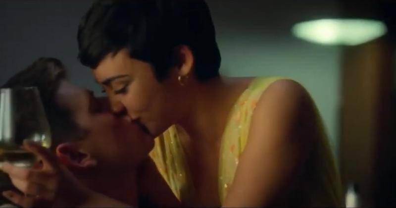 Youtube.com/Couple Kiss
