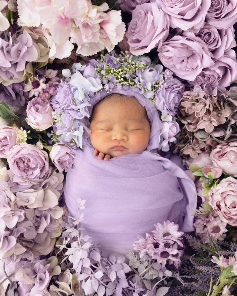 Newbown photoshoot Baby Kamya yang bernuansa ungu