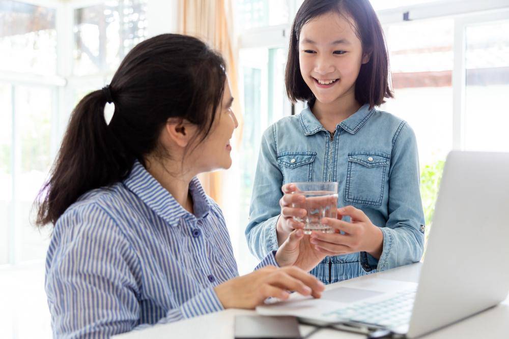 Beri Tahu Anak 4 Alasan Kenapa Buka Puasa Harus dengan Air Mineral