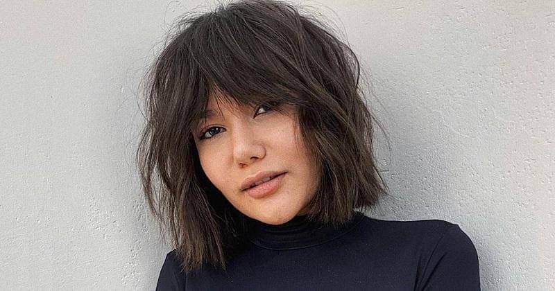 Toshakda yotgan yalangoch qizlarning fotosuratlari