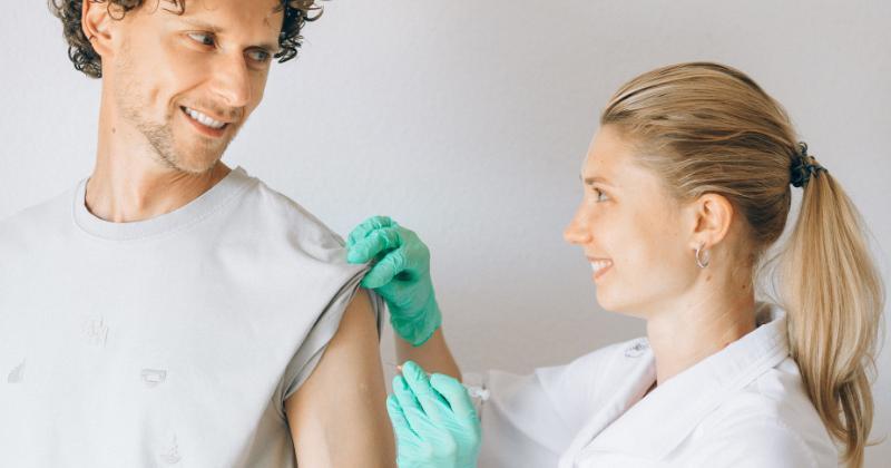 Ini Alasan Kenapa Laki-Laki Perlu Divaksin HPV sebelum Program Hamil