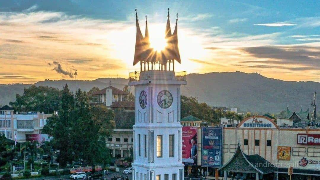 Jam Gadang, Padang, Sumatera Barat - Instagram.com/tripsumbar