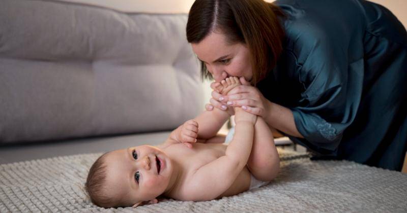 3.  Sesekali gelitiki kaki si kecil sebagai stimulus agar tidak tidur - Freepik//Freepik