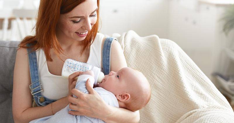 4. Ajak bicara dan tatap sang buah hati supaya matanya tetap fokus wajah serta gerak - Freepik/shurkin_sun