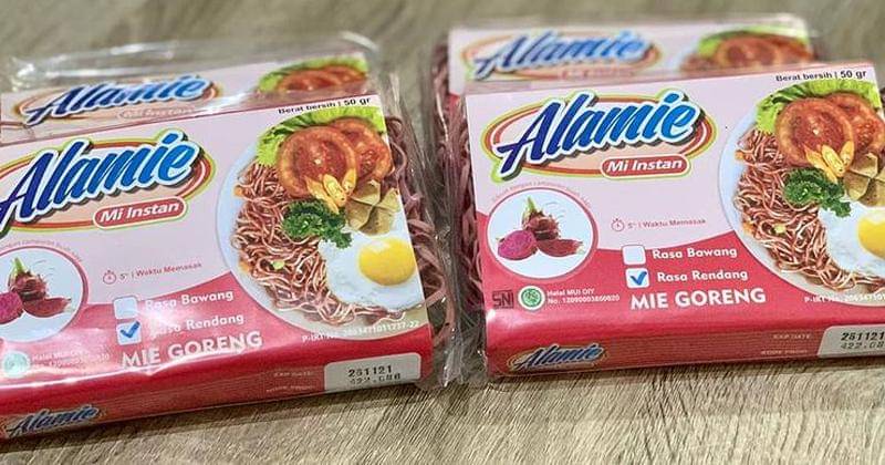 1. Alamie, mi goreng rasa rendang berbahan yang dibuat dengan campuran wortel - Instagram.com/toko_achmad