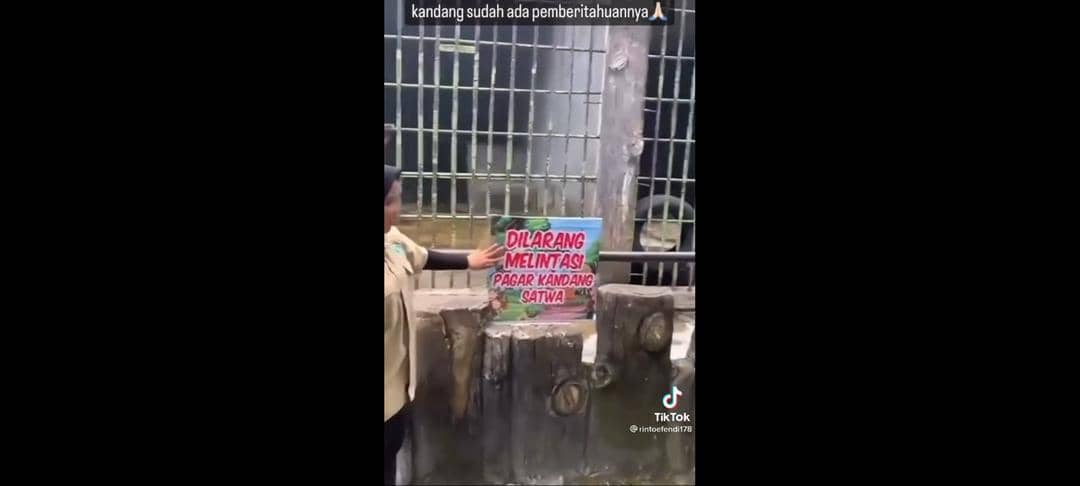 Petugas memberi penanda dilarang melintasi pagar kandang satwa - tvONENews