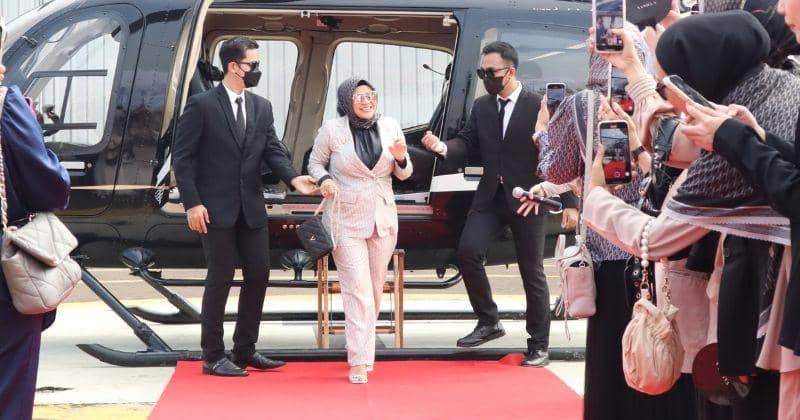 Potret Aurel Hermansyah Bergaya ala Lady Boss Turun dari Helikopter