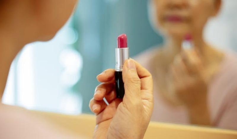 Tampil Flawless, 6 Cara Pakai Ombre Lipstik untuk Kulit Sawo matang
