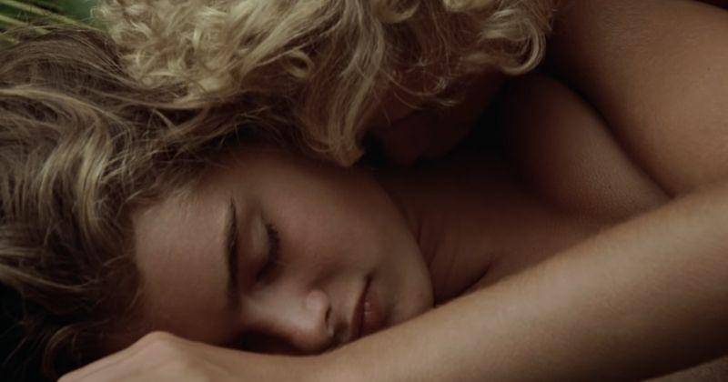 Qizlar otirgan fotosurat