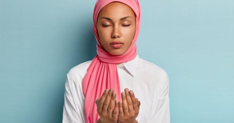 5 Adab Berdoa dalam Islam, Dari Menghadap Kiblat dan Waktu yang Tepat