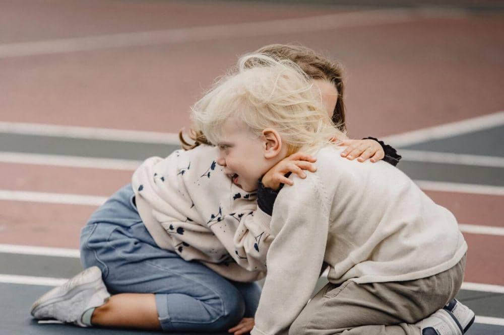 ilustrasi kakak adik pelukan 