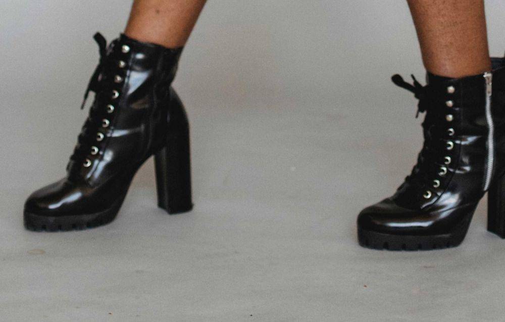 Ilustrasi sepatu kulit