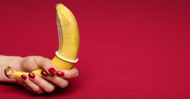 7 Cara Seksi Memasangkan Kondom ke Penis Pasangan