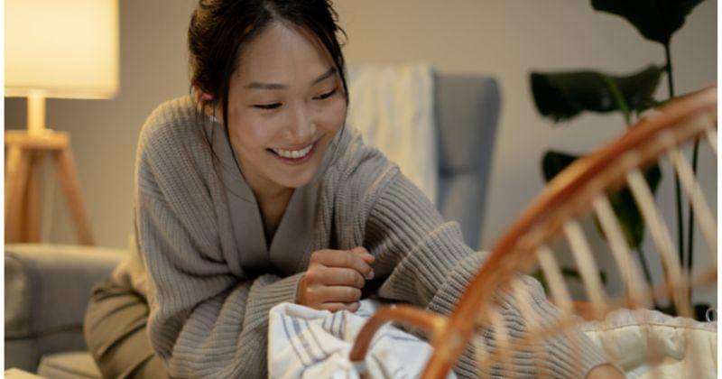 Wanita duduk potret senang - Pexels/Ron Lach