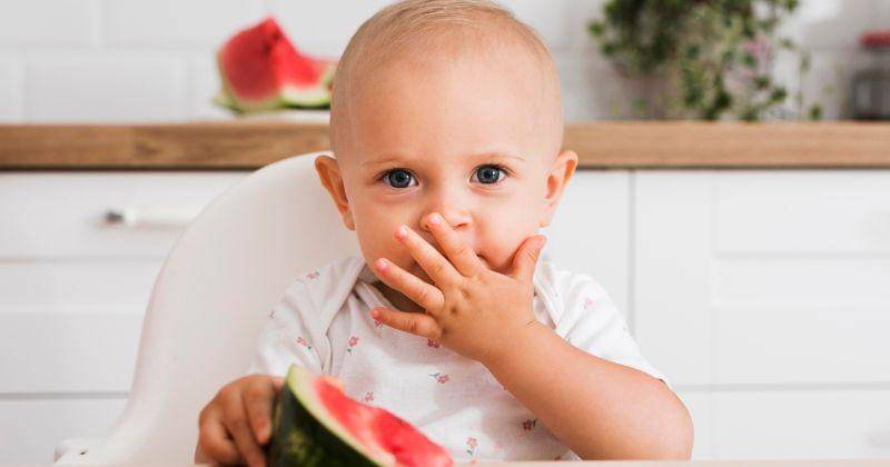 Bayi makan buah semangka - Freepik