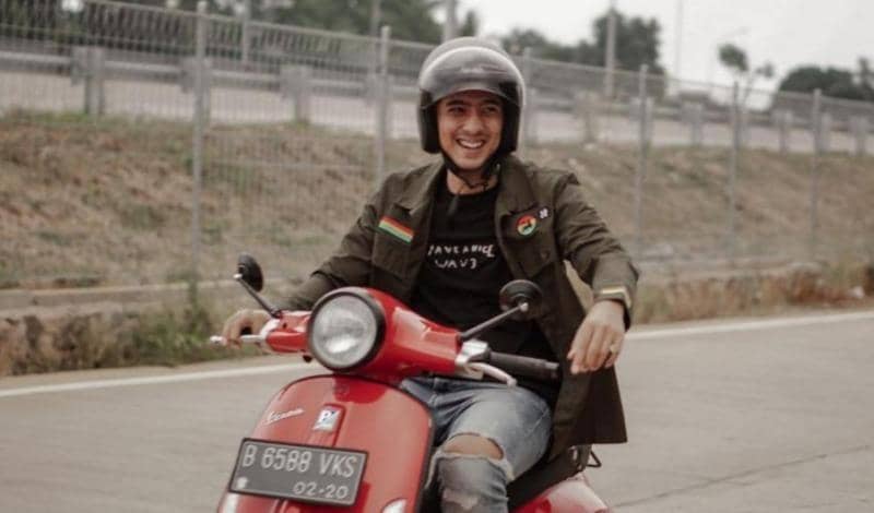 Ada yang Brewokan, 9 Potret Fashion Arya Saloka saat Naik Motor