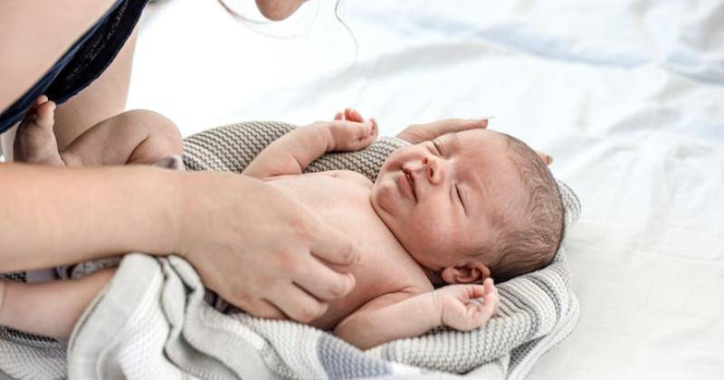 7 Cara Tradisional Mengatasi Perut Kembung pada Bayi, Efektif!