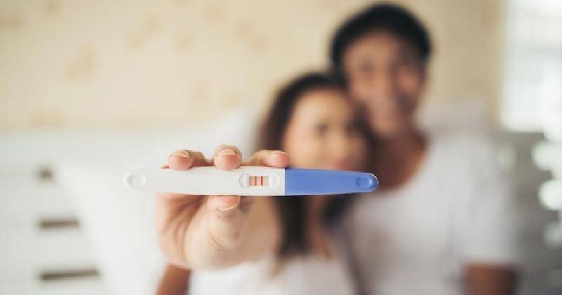 7 Ide Mengumumkan Kehamilan saat Perayaan Tahun Baru