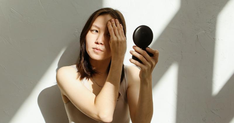 5 Tips Pakai Bedak Lebih Awet untuk Kulit Berminyak, Simak Ya!