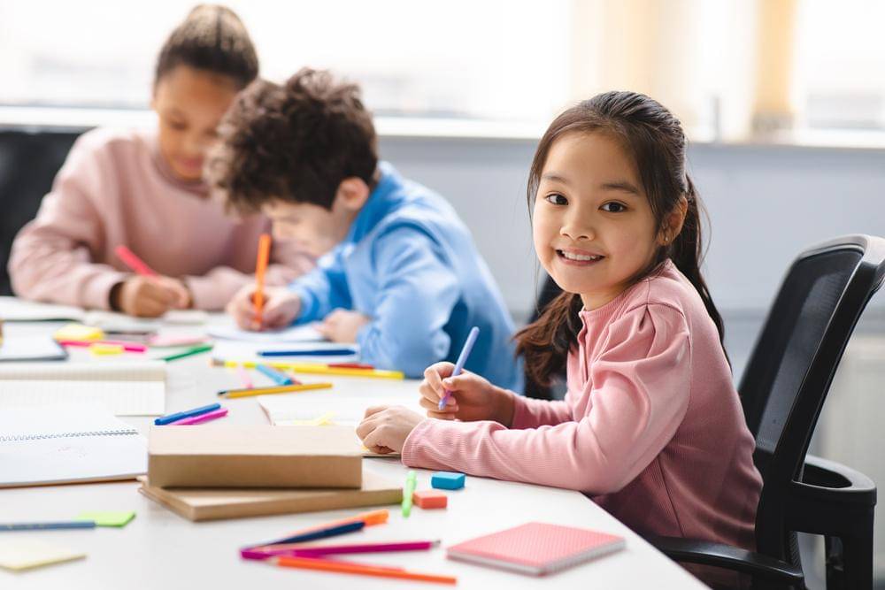 Ilustrasi anak mendapatkan pendidikan terbaik (Shutterstock/Prostock-studio)