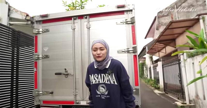 YouTube.com/NATHALIE HOLSCHER