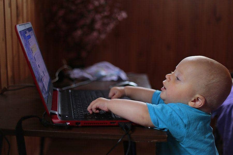 Bahaya Screen Time pada Bayi di Bawah 12 Bulan, Ini Risikonya