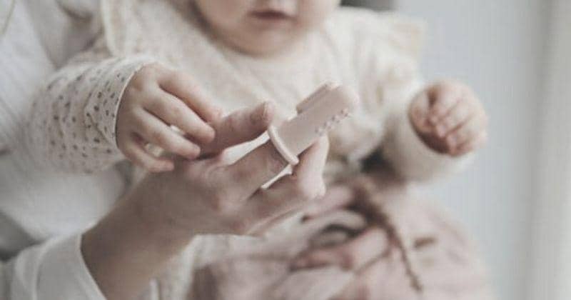 7 Rekomendasi Finger Toothbrush untuk Bayi Usia 3 Bulan ke Atas