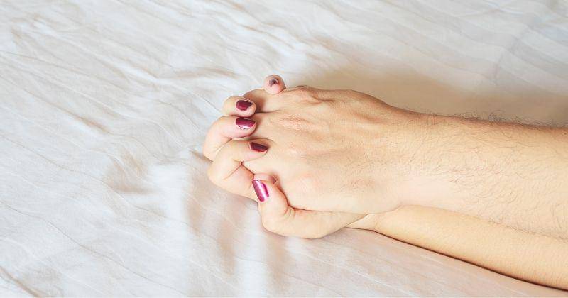 Holding hands - Freepik/jcomp